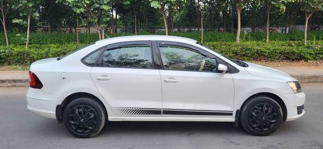 https://images10.gaadi.com/usedcar_image/3659158/original/processed_bda1ea97-c437-4629-85bd-78d39d9db2c5.jpg?imwidth=6401