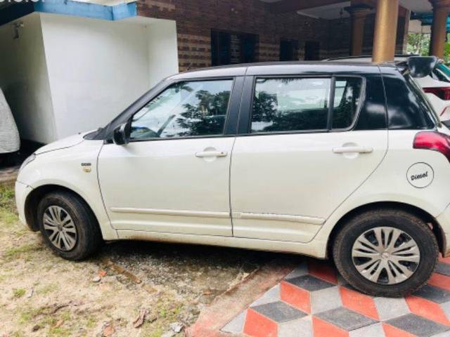 https://images10.gaadi.com/usedcar_image/3659230/original/processed_994c4cf7-669d-478a-9928-919710e109d4.jpeg?imwidth=6402