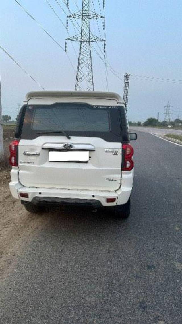 https://images10.gaadi.com/usedcar_image/3659311/original/processed_17cb3d63-6f9e-4642-8ebe-ea63981b8da9.jpeg?imwidth=6401