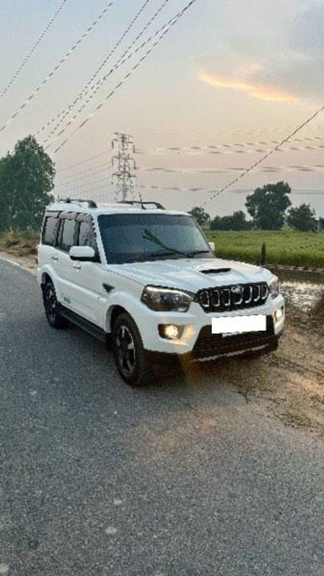 https://images10.gaadi.com/usedcar_image/3659311/original/processed_33c7df29-4d30-45f7-b6cc-f3937686d2e0.jpeg?imwidth=6400