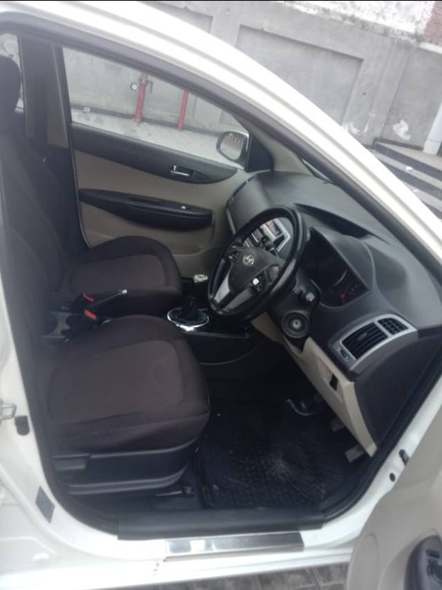 https://images10.gaadi.com/usedcar_image/3660067/original/593167__front_right_view-20231107123128.jpg?imwidth=6400