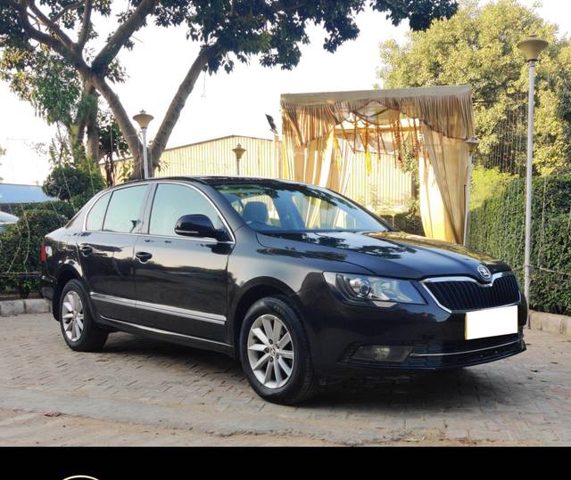 https://images10.gaadi.com/usedcar_image/3660211/original/processed_img2909654__used_car_2909654_1699433605.jpg?imwidth=6400