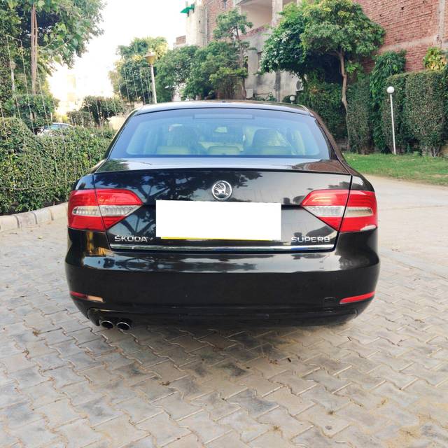 https://images10.gaadi.com/usedcar_image/3660211/original/processed_img2909654__used_car_2909654_1699433615.jpg?imwidth=6402