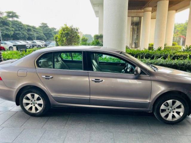 https://images10.gaadi.com/usedcar_image/3660423/original/processed_61385df4-97da-435f-aef7-e9fd53807417.jpeg?imwidth=6401