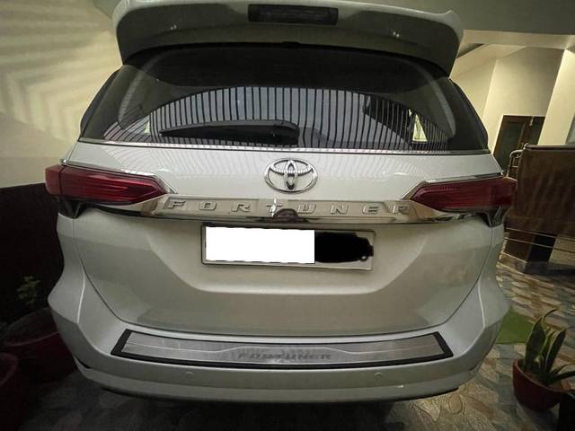 https://images10.gaadi.com/usedcar_image/3660493/original/processed_img2909832__used_car_2909832_1699352139.jpg?imwidth=6402