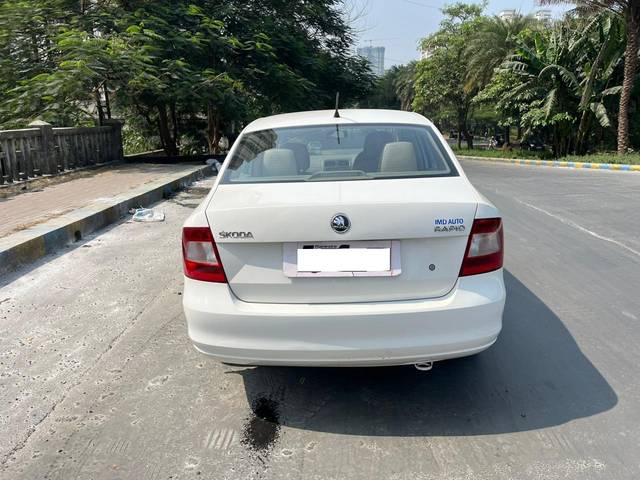 https://images10.gaadi.com/usedcar_image/3660821/original/processed_img2910056__used_car_2910056_1699360841.jpg?imwidth=6402