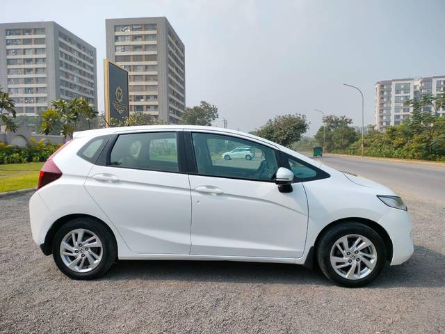 https://images10.gaadi.com/usedcar_image/3661016/original/processed_img2910168__used_car_2910168_1699422807.jpg?imwidth=6401