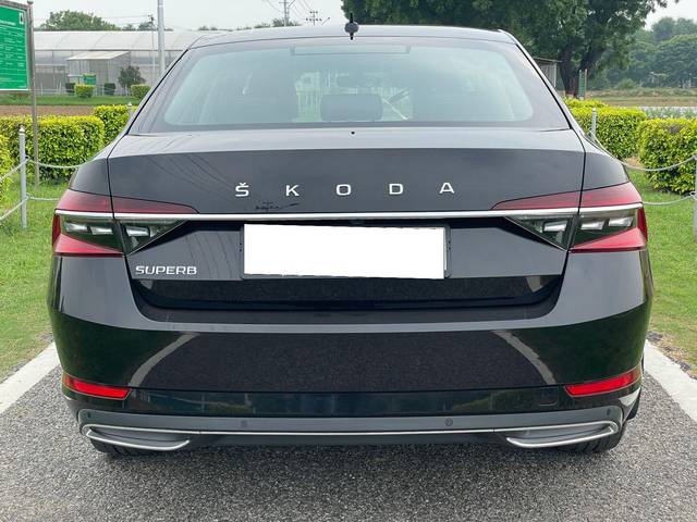 https://images10.gaadi.com/usedcar_image/3661069/original/processed_img2910183__used_car_2910183_1699368004.jpg?imwidth=6402