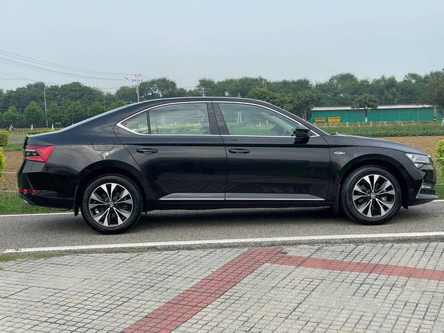 https://images10.gaadi.com/usedcar_image/3661069/original/processed_img2910183__used_car_2910183_1699368007.jpg?imwidth=6401