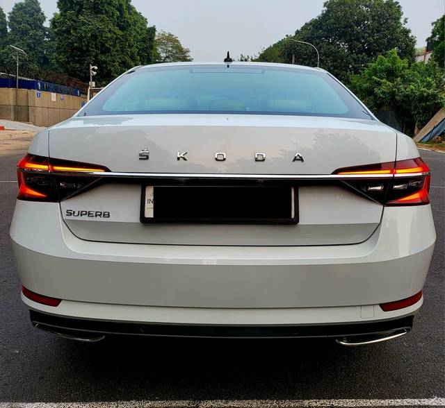 https://images10.gaadi.com/usedcar_image/3661336/original/processed_img2910245__used_car_2910245_1699383644.jpg?imwidth=6401