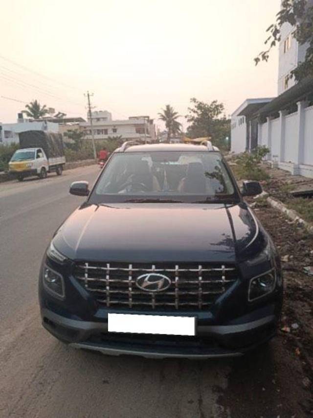 https://images10.gaadi.com/usedcar_image/3661380/original/processed_a7769cc2-8671-4759-8ede-55492ff8a96d.jpeg?imwidth=6400