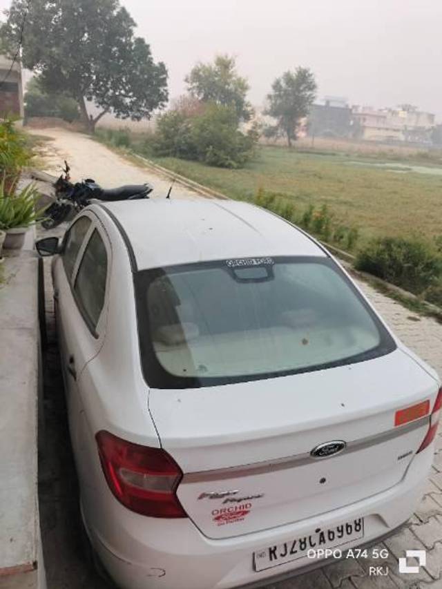 https://images10.gaadi.com/usedcar_image/3661430/original/processed_5870a56b-8450-45b7-a49a-65eda2e2dbc8.jpg?imwidth=6402