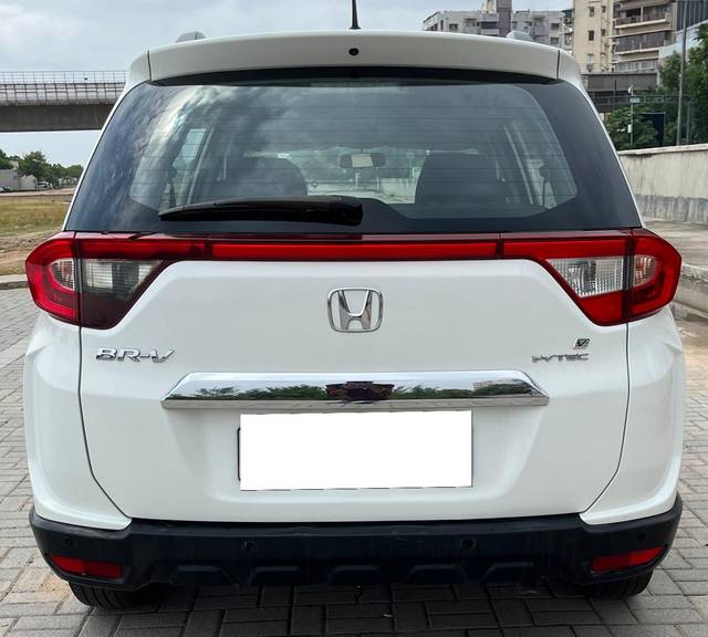 https://images10.gaadi.com/usedcar_image/3662118/original/processed_img2910605__usedcar_18_2910605_1699437089.jpg?imwidth=6402