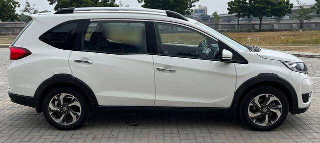 https://images10.gaadi.com/usedcar_image/3662118/original/processed_img2910605__usedcar_9_2910605_1699437062.jpg?imwidth=6401