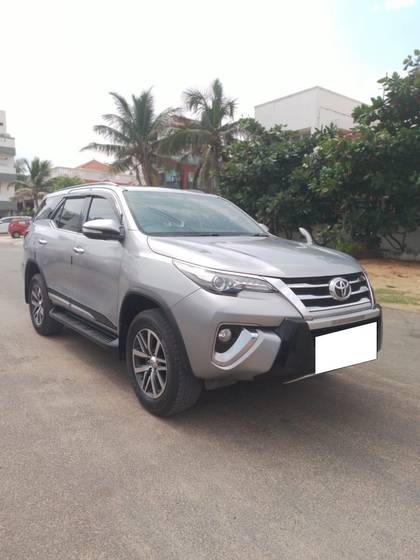 Toyota Fortuner 2.8 AT Celebratory Edition Toyota Fortuner 2.8 AT Celebratory Edition