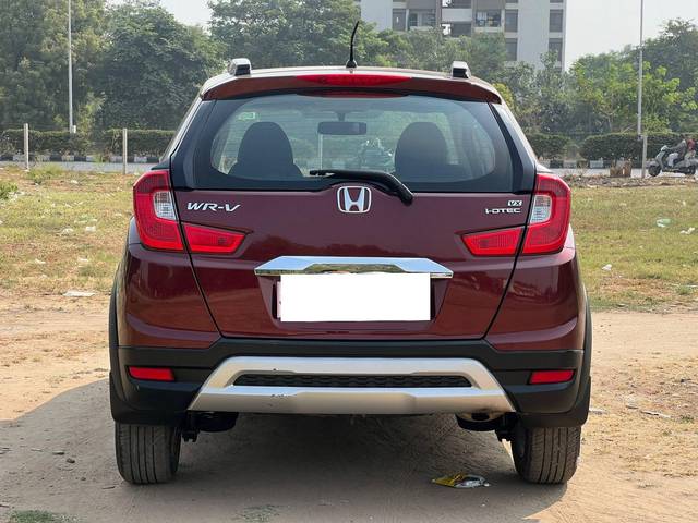 https://images10.gaadi.com/usedcar_image/3662442/original/processed_img2910831__used_car_2910831_1699444002.jpg?imwidth=6402