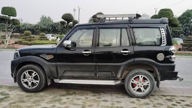 https://images10.gaadi.com/usedcar_image/3662545/original/01__VCC_IMG_1698835519596_1812721_95_1698835982.jpg?imwidth=6401