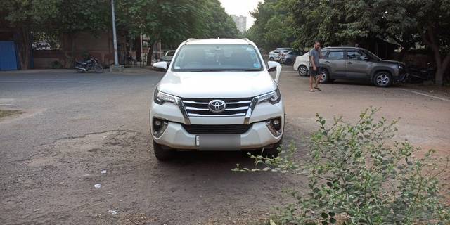 https://images10.gaadi.com/usedcar_image/3662675/original/01__VCC_1812734_94_1698843870.jpg?imwidth=6400