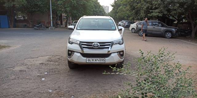 https://images10.gaadi.com/usedcar_image/3662675/original/01__VCC_IMG_1698837172222_1812734_94_1698837893.jpg?imwidth=6401