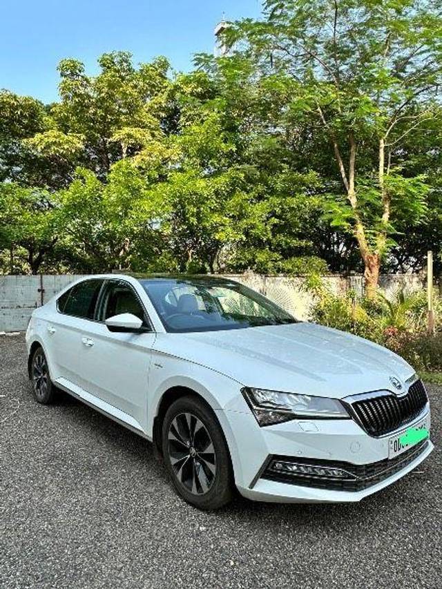https://images10.gaadi.com/usedcar_image/3662690/original/processed_954e50e6-0a1b-49f5-aa57-ac3ddf8d85f2.jpeg?imwidth=6400