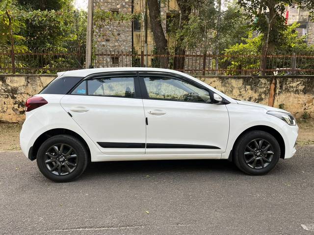 https://images10.gaadi.com/usedcar_image/3662810/original/img2911024__used_car_2911024_1699524414.jpg?imwidth=6401