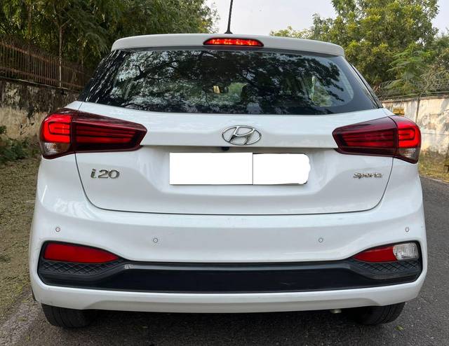 https://images10.gaadi.com/usedcar_image/3662810/original/processed_img2911024__used_car_2911024_1699524402.jpg?imwidth=6402