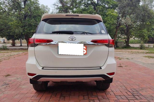 https://images10.gaadi.com/usedcar_image/3663484/original/processed_img2911204__usedcar_whatsappimage2023_10_07at123314pm_1_copy_78131699510996_1699511086.jpeg?imwidth=6402