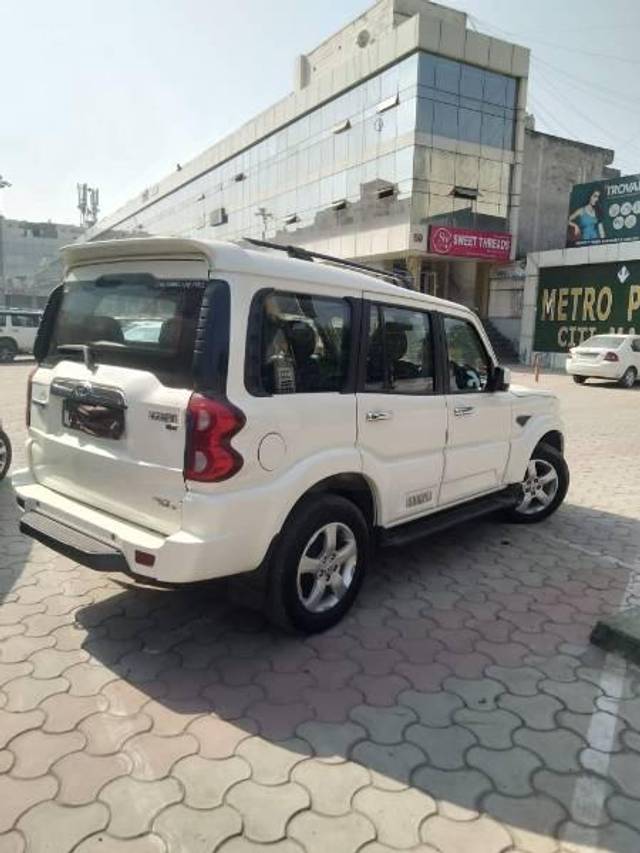 https://images10.gaadi.com/usedcar_image/3663678/original/processed_a4ef8fd0-2172-431b-aaae-81feb38b58bc.jpg?imwidth=6401