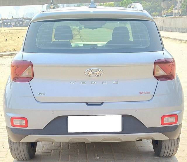 https://images10.gaadi.com/usedcar_image/3664049/original/processed_img2911663__usedcar_17_11461699515832_1699515854.jpg?imwidth=6402