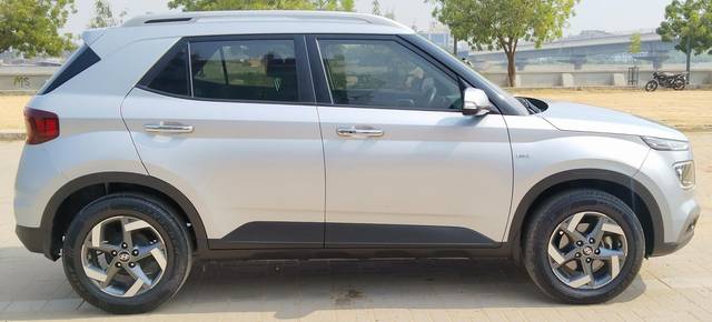 https://images10.gaadi.com/usedcar_image/3664049/original/processed_img2911663__usedcar_9_11461699515832_1699515847.jpg?imwidth=6401