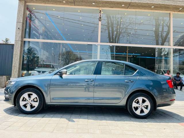 https://images10.gaadi.com/usedcar_image/3664084/original/processed_img2911680__used_car_2911680_1699517549.jpg?imwidth=6402