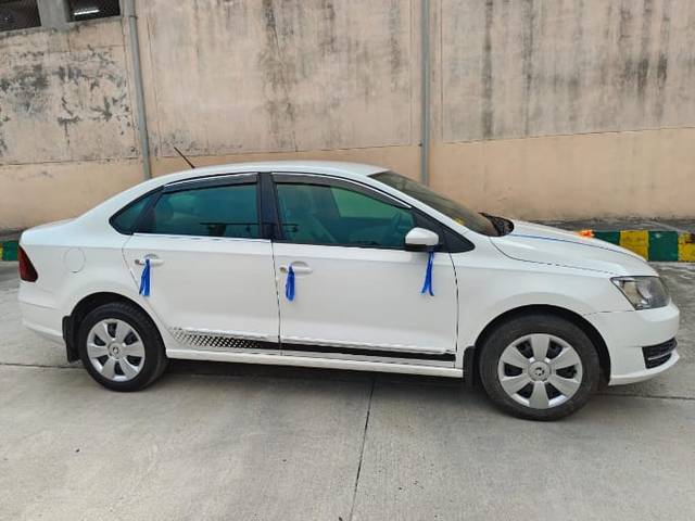 https://images10.gaadi.com/usedcar_image/3664101/original/img2911689__used_car_2911689_1699518279.jpg?imwidth=6401