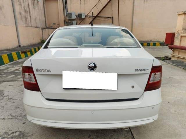 https://images10.gaadi.com/usedcar_image/3664101/original/processed_img2911689__used_car_2911689_1699518282.jpg?imwidth=6402