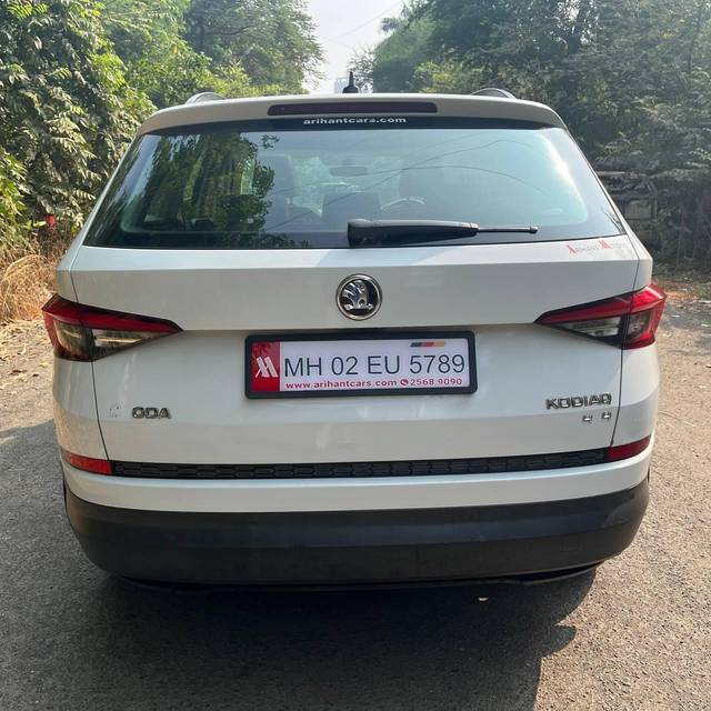 https://images10.gaadi.com/usedcar_image/3664141/original/processed_9c437817e55ce5befc0cb5ef279e4cf8.jpeg?imwidth=6401
