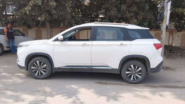https://images10.gaadi.com/usedcar_image/3664228/original/02__VCC_IMG_1698911961174_1812918_95_1698912162.jpg?imwidth=6401