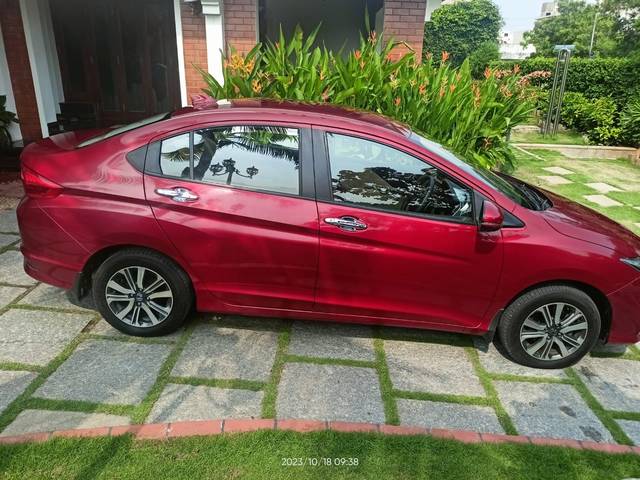 https://images10.gaadi.com/usedcar_image/3664362/original/processed_img2911835__used_car_2911835_1699525873.jpg?imwidth=6402