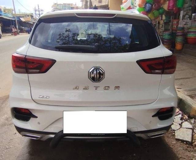 https://images10.gaadi.com/usedcar_image/3664440/original/processed_2489fc25-b091-41b1-a50d-8492e775bb92.jpeg?imwidth=6402