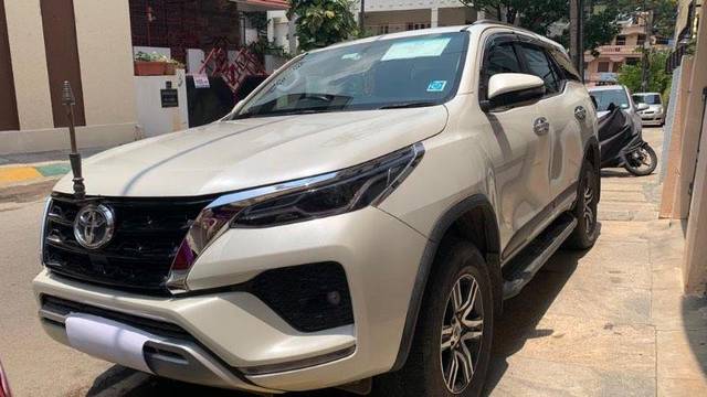 https://images10.gaadi.com/usedcar_image/3664528/original/processed_6549a57e-9645-43b0-8270-9ae3d94ec099.jpeg?imwidth=6402