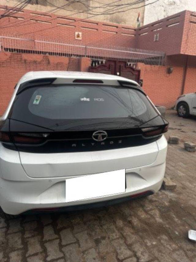 https://images10.gaadi.com/usedcar_image/3664626/original/processed_385602c0-0914-43f0-8be3-d4658e706c89.jpeg?imwidth=6402