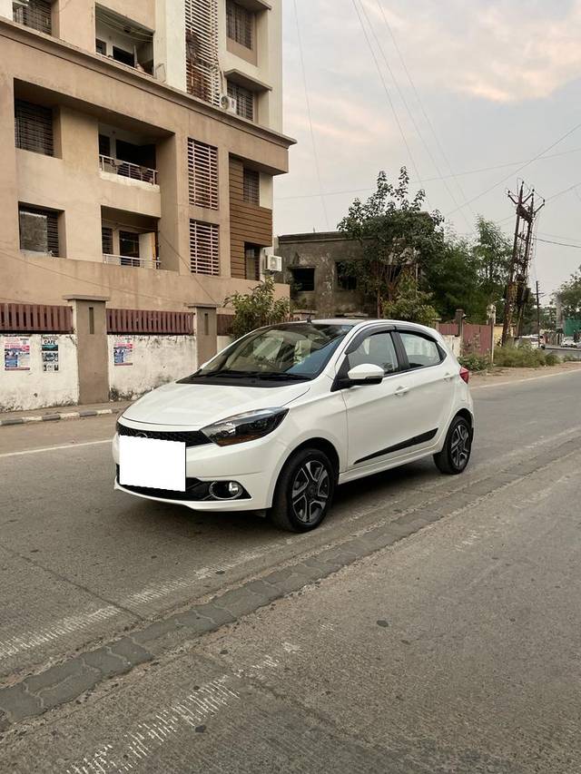 https://images10.gaadi.com/usedcar_image/3664904/original/processed_img2912125__used_car_2912125_1699613178.jpg?imwidth=6402