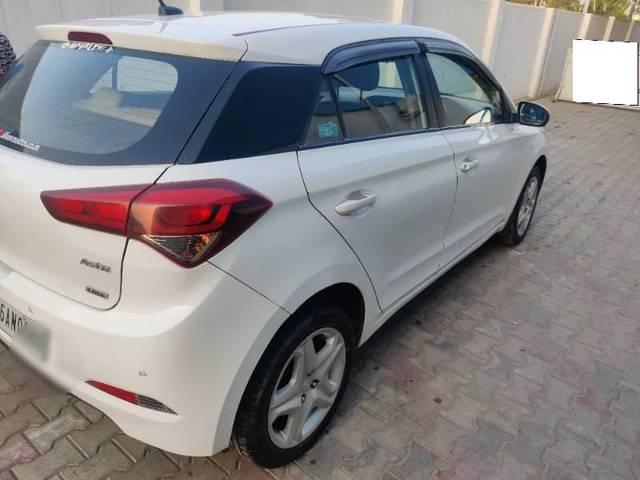 https://images10.gaadi.com/usedcar_image/3664933/original/processed_69411f60-6aa0-47f2-945d-4a92862005e0.jpg?imwidth=6401
