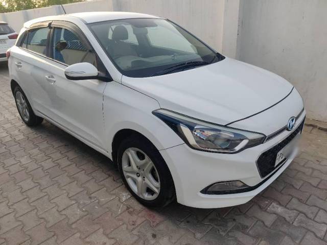 https://images10.gaadi.com/usedcar_image/3664933/original/processed_e90b3851-85e9-4a52-a9ae-69c41bb2fe5d.jpg?imwidth=6400