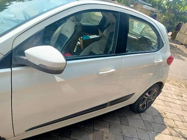 https://images10.gaadi.com/usedcar_image/3665335/original/processed_c43102c1-12d4-43aa-aeeb-746a45650533.jpg?imwidth=6402