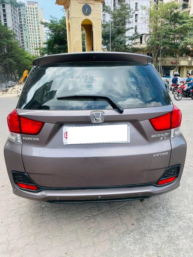https://images10.gaadi.com/usedcar_image/3665382/original/processed_img2912214__used_car_2912214_1699590453.jpg?imwidth=6402