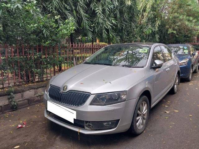 https://images10.gaadi.com/usedcar_image/3665477/original/processed_b62f5d59-15b9-484a-8dcb-7638b3e3ff1f.jpeg?imwidth=6401