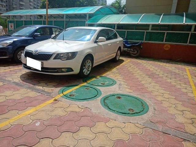 https://images10.gaadi.com/usedcar_image/3665482/original/processed_88492ba6-9217-4ed8-9158-3ded2165c8a2.jpeg?imwidth=6401
