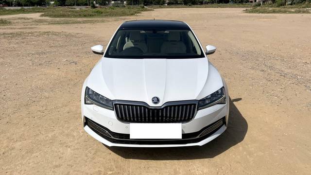 https://images10.gaadi.com/usedcar_image/3665603/original/processed_img2912297__used_car_2912297_1699600698.JPG?imwidth=6400