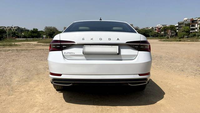 https://images10.gaadi.com/usedcar_image/3665603/original/processed_img2912297__used_car_2912297_1699600703.jpg?imwidth=6402