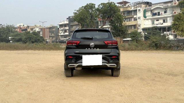 https://images10.gaadi.com/usedcar_image/3665785/original/processed_img2912406__used_car_2912406_1699605908.jpg?imwidth=6402