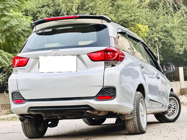 https://images10.gaadi.com/usedcar_image/3665975/original/processed_img2912570__used_car_2912570_1699607665.jpg?imwidth=6401